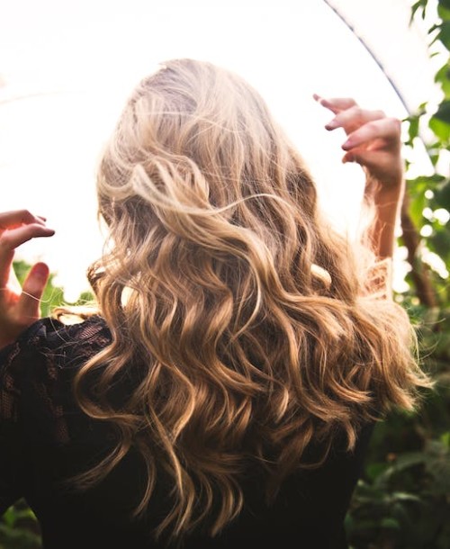 Piękne i lśniące włosy: Kluczowe wskazówki dotyczące pielęgnacji i domowych zabiegów