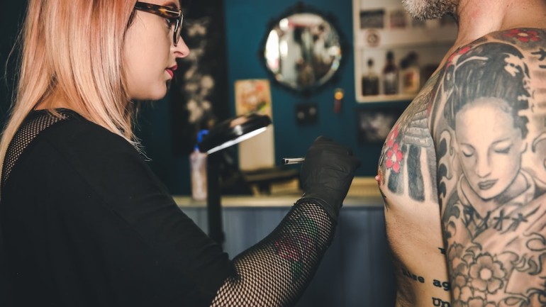 Porównanie różnych typów maszynek do tatuażu – dla początkujących, jak i zaawansowanych artystów tatuażu