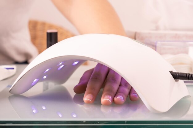 Porównanie technologii LED i UV w utrzymaniu idealnego manicure