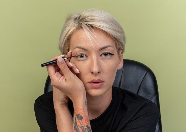 Jakie tajemnice kryją najnowsze trendy w makijażu oczu?