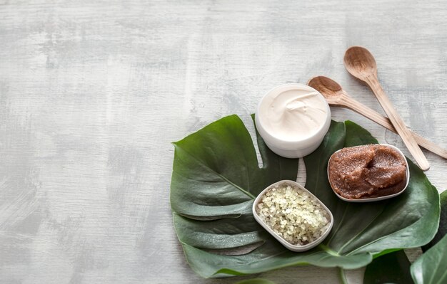 Rola naturalnych składników w pielęgnacji skóry: odżywienie i ochrona na co dzień