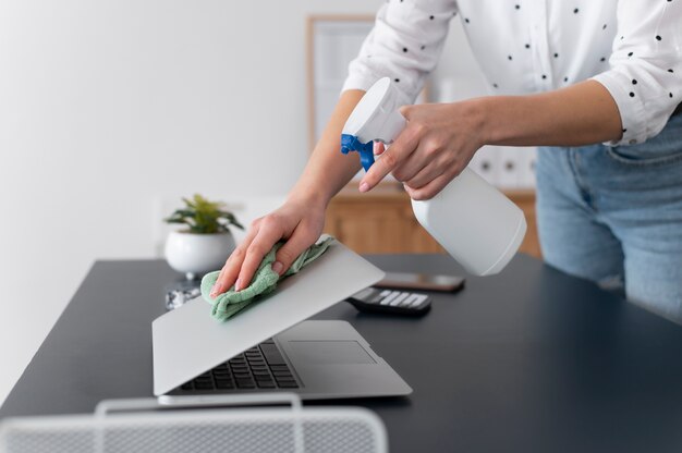 Jak skutecznie zabezpieczyć szklane elementy w domu przed uszkodzeniami?